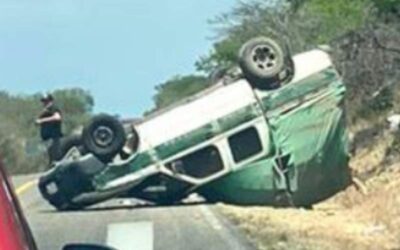 Vuelca camioneta de pasajeros en el Istmo