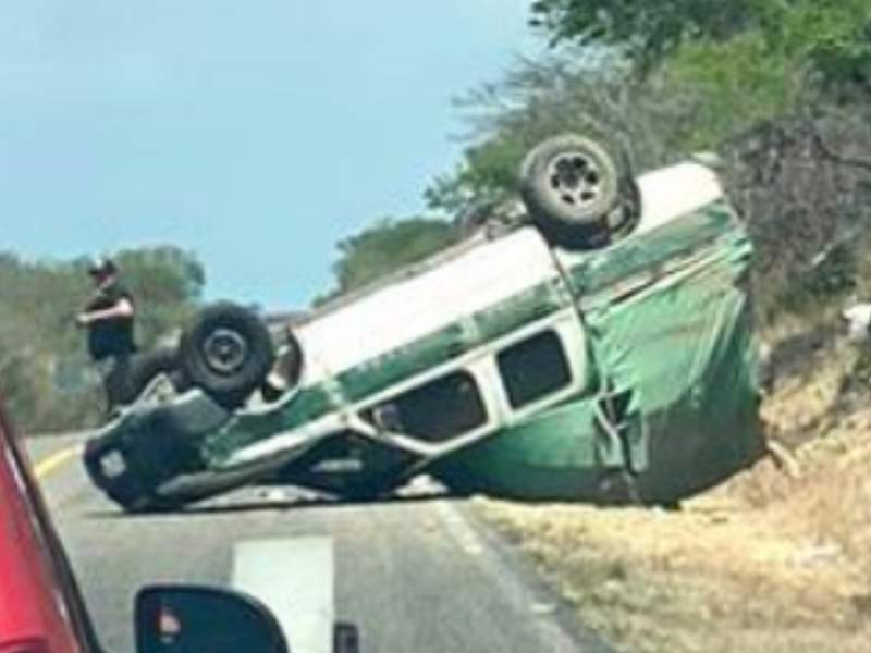Vuelca camioneta de pasajeros en el Istmo