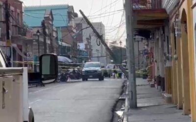 Cae poste sobre la Calle de Aldama y 20 de noviembre; está cerrada la circulación