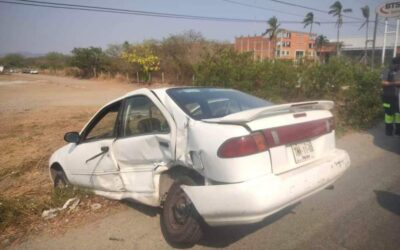Chocan dos vehículos en Salina Cruz