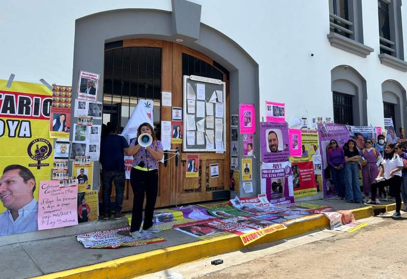 Feministas llevan tendedero a juzgados del Ex Marquesado