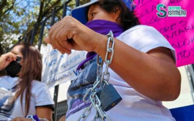 Feministas se encadenan frente a la Fiscalía de la Mujer de Oaxaca