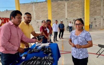 Fundación Nino entrega lentes gratis a familias de San Miguel Tlacotepec