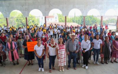 Habitantes de San Ildefonso Amatlán reciben dotaciones alimentarias