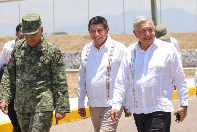 Inicia López Obrador inspección de obras en el sureste del país