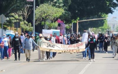 Marchan normalistas en la ciudad de Oaxaca