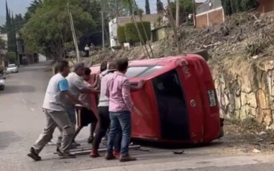 Perdió el control de su vehículo y volcó en la capital
