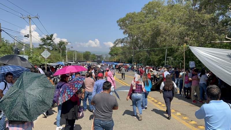 Retiran maestros bloqueo en el Aeropuerto; esperan más paros