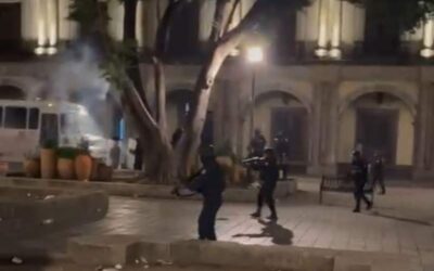 Se enfrentan normalistas y policías estatales en Oaxaca