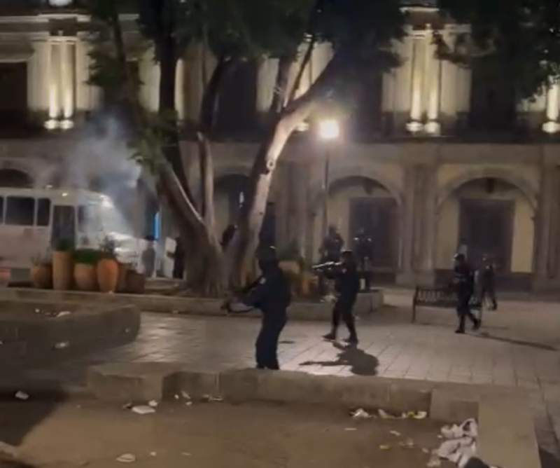 Se enfrentan normalistas y policías estatales en Oaxaca