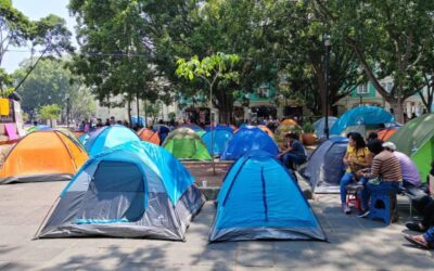 Sindicalizados de telebachilleratos cumplen tres días en plantón