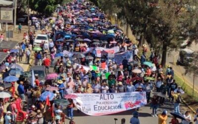 Toma la sección 22 las calles de Oaxaca, amagan con plantón