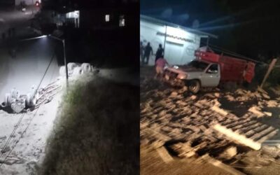 Tráiler con carga pesada arrastra vehículos y se lleva una cafetería, en el Camarón