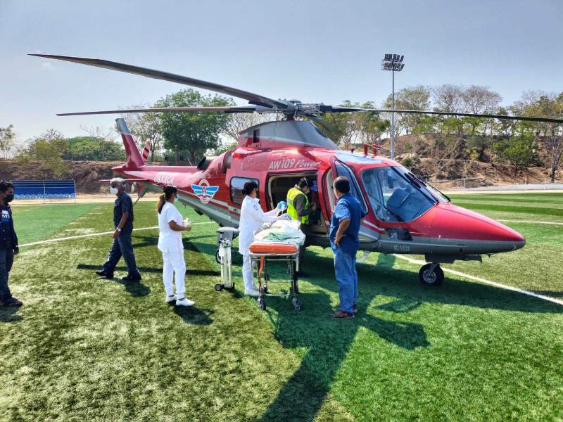 trasladan-via-aerea-a-paciente-de-la-costa-a-los-valles-centrales