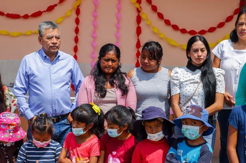 Rigoberto Chacón inaugura construcción en la Escuela Primaria Bilingüe Porfirio Díaz.