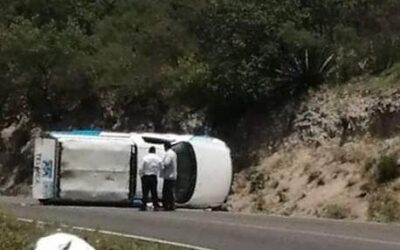 Vuelca camioneta de Telmex en el Valle de Oaxaca