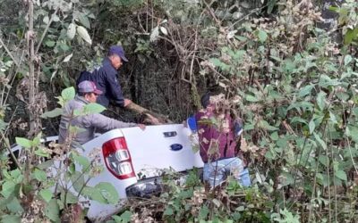 Vuelca camioneta en Ixtlán de Juárez, Oaxaca