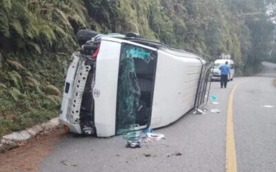 Vuelca Urvan que se dirigía a Tuxtepec