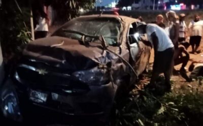Automóvil impacta a taxi en Tehuantepec
