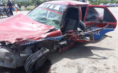 Chocan dos automóviles en Tlacolula; hay 5 lesionados