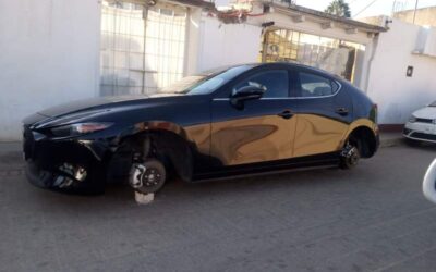 Dejan sin llantas a carro de lujo en San Felipe del Agua