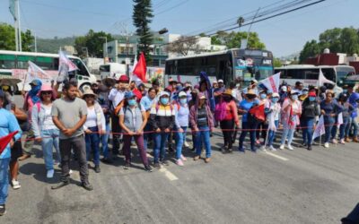 Docentes de Telebachilleratos Comunitarios bloquean cruceros en Oaxaca