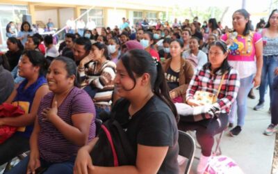 En un acto de justicia social, reciben becas pendientes jóvenes docentes en el Medio Indígena