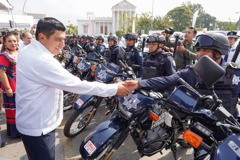 entregan-212-vehiculos-para-garantizar-la-seguridad-a-la-ciudadania-oaxaquena