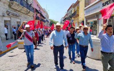 Marchan antorchistas en la ciudad de Oaxaca