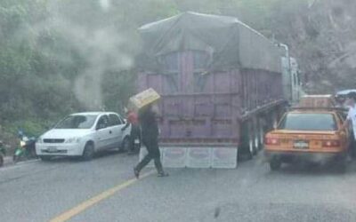 Rapiña tras volcadura de tráiler cargado con cajas de huevo en El Coyul