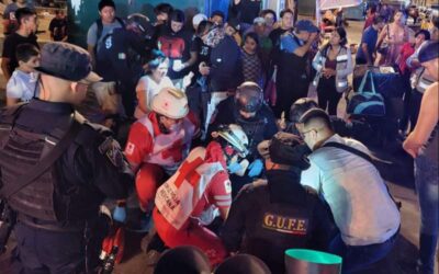 Semáforo cae sobre dos mujeres, tras el retiro de escenario que utilizó Claudia Sheinbaum en Oaxaca