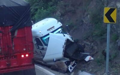 Tráiler se estampa contra un cerro en la carretera Oaxaca – Istmo