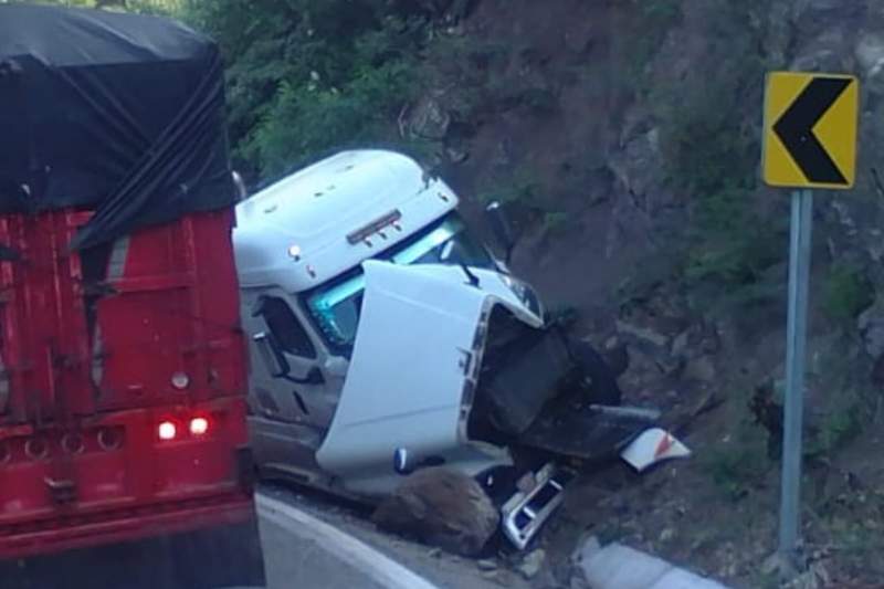 trailer-se-estampa-contra-un-cerro-en-la-carretera-oaxaca-istmo