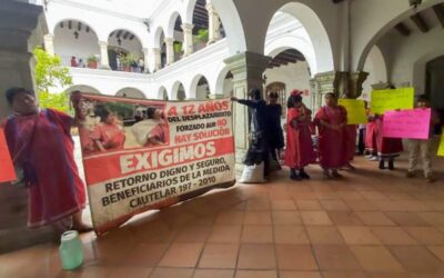 Triquis toman el Palacio Municipal capitalino, piden espacios para vender