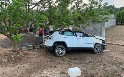 Vehículo se sale de la cinta asfáltica en Tehuantepec, su dueño tuvo suerte de salir ileso