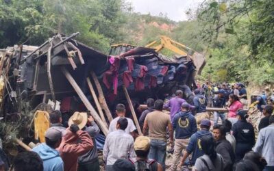 26 fallecidos, saldo preliminar de volcadura de autobús en la Mixteca