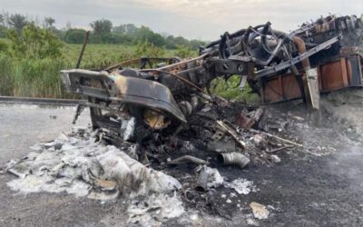 Calcinado termina un tráiler tras choque en carretera del Istmo; hay cuatro lesionados