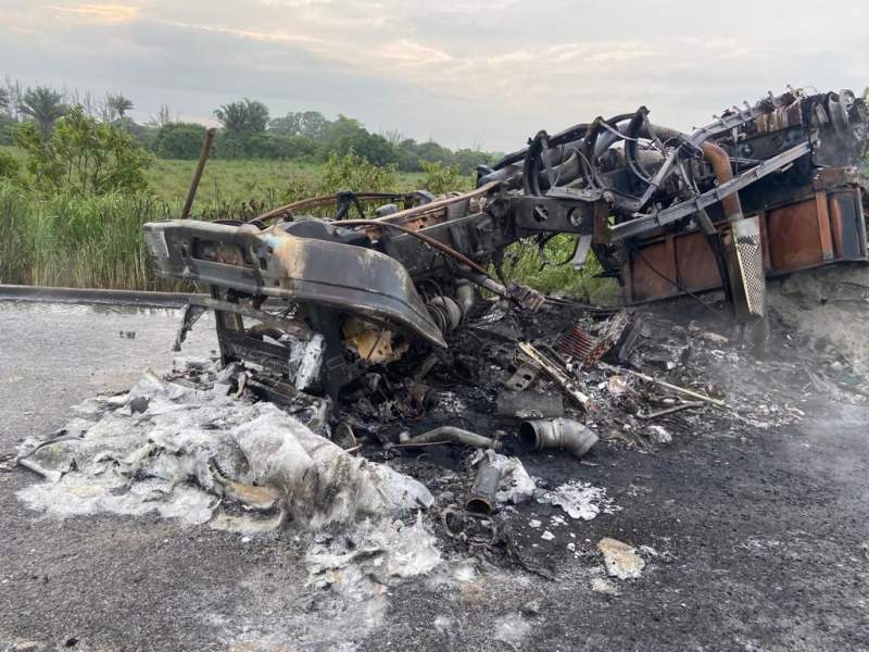 calcinado-termina-un-trailer-tras-choque-en-carretera-del-istmo-hay-cuatro-lesionados