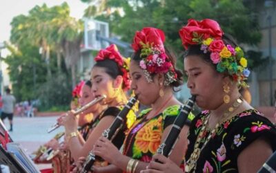 Cautiva banda filarmónica BA’DU HUINI en concierto en el centro de Juchitán