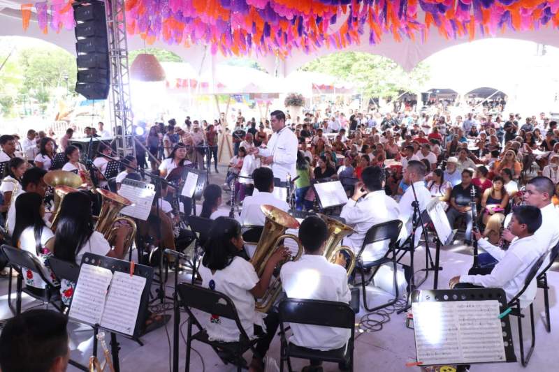 como-en-casa-visitantes-del-tianguis-gastronomico-desde-mis-raices-con-sus-sabores