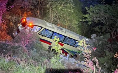 Confirman una persona muerta en volcadura de autobus en la carretera Oaxaca-Istmo