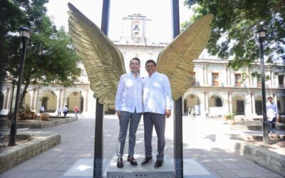 Devela Salomón Jara la escultura monumental Alas de México frente a Palacio de Gobierno