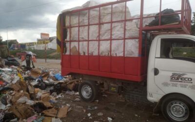 Empresa Zureco que arrojó basura en inmediaciones de Riberas del Río Atoyac, fue obligada a levantarla