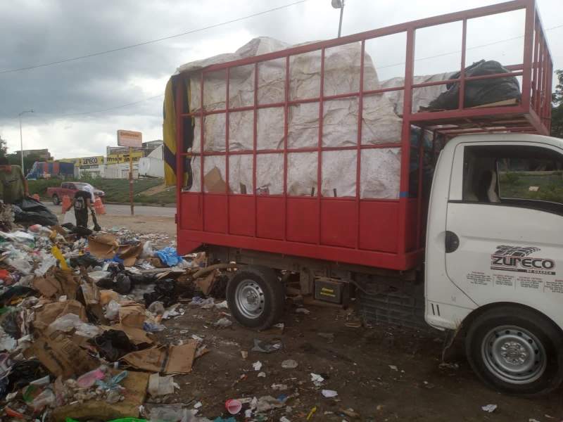 Empresa Zureco que arrojó basura en inmediaciones de Riberas del Río Atoyac, fue obligada a levantarla