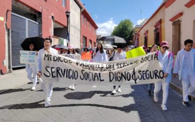 Marchan médicos pasantes de la UABJO por un servicio social digno y seguro