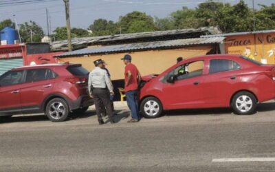 Por alcance, unidad impacta vehículo en Tehuantepec