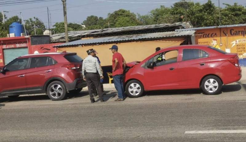 Por alcance, unidad impacta vehículo en Tehuantepec