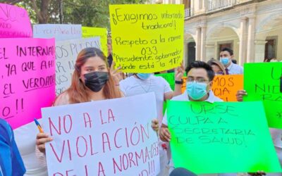 Protestan por presunto fraude de la URSE a estudiantes de medicina