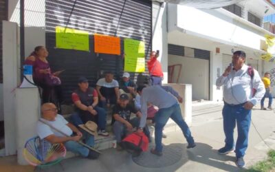 Protestan sindicalizados del IEBO en sus oficinas, exigen solución a demandas