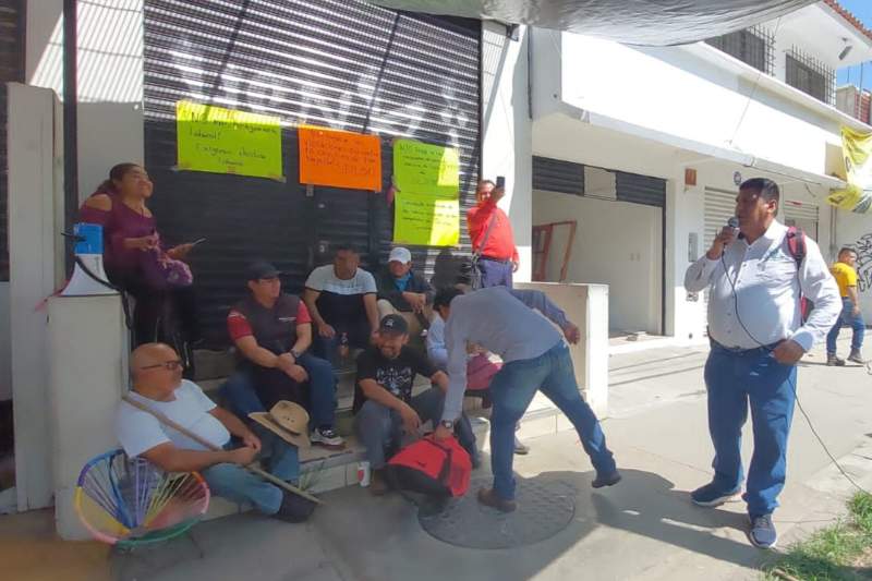 Protestan sindicalizados del IEBO en sus oficinas, exigen solución a demandas